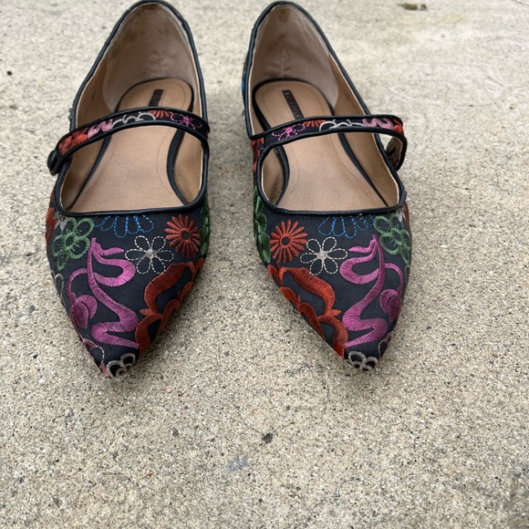 Tahari Black and Red Pointed Toe Flats - Picture 3 of 6